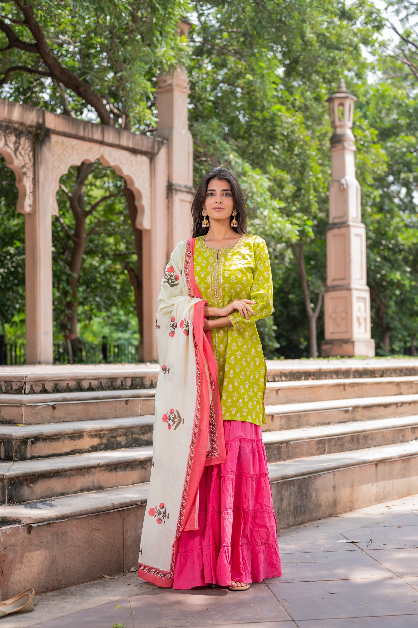 Gulabi Noor Sharara Set