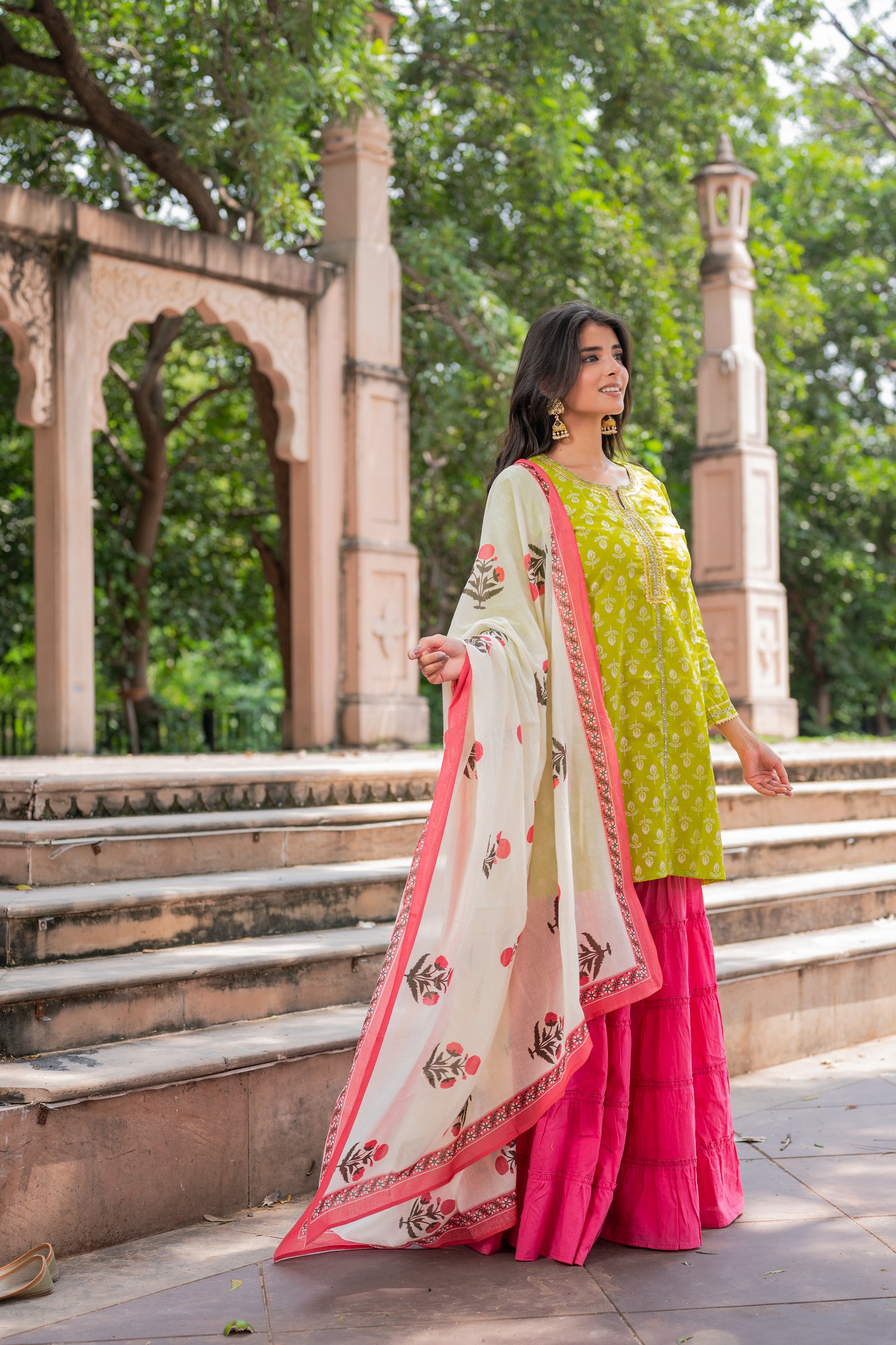 Gulabi Noor Sharara Set