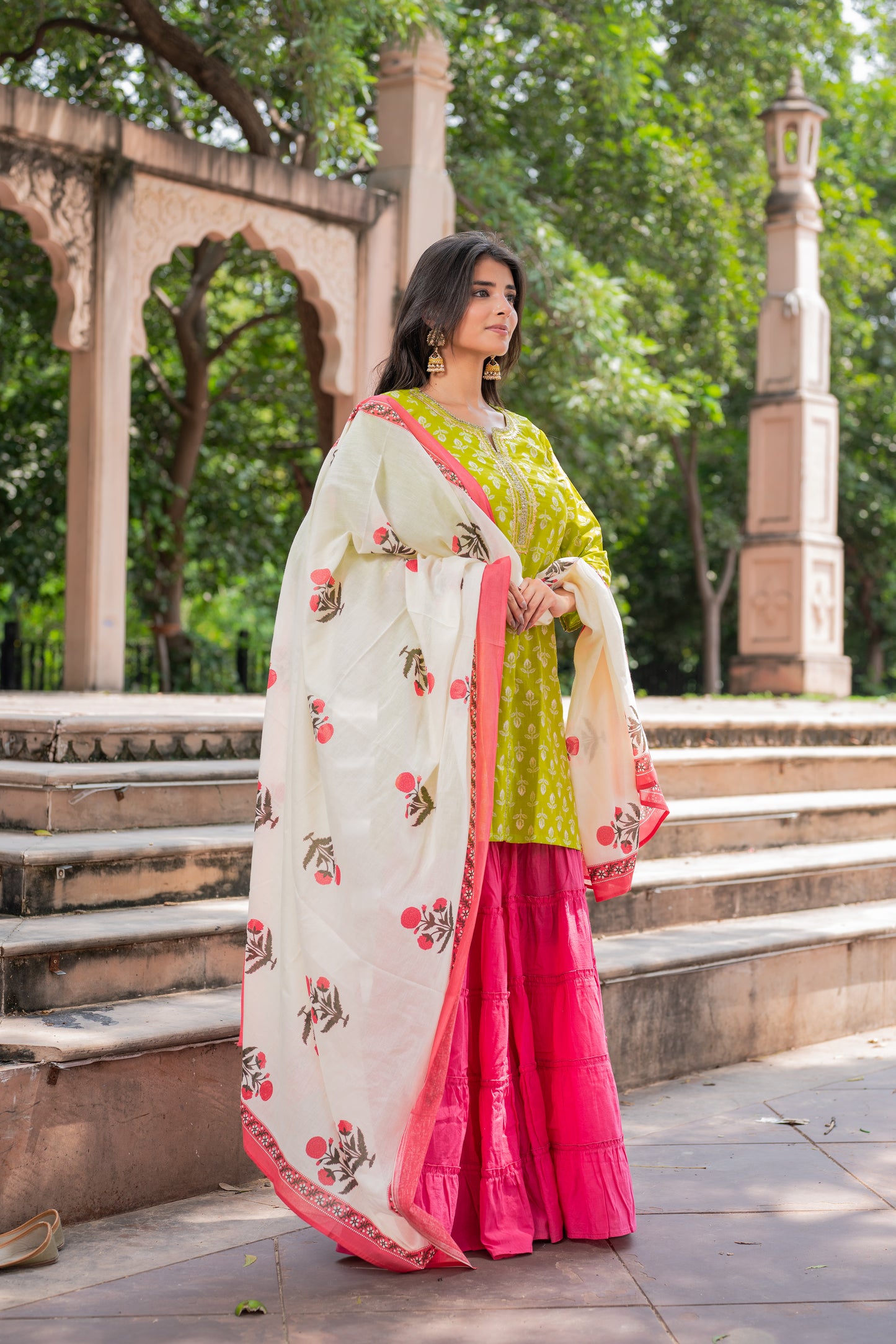 Gulabi Noor Sharara Set