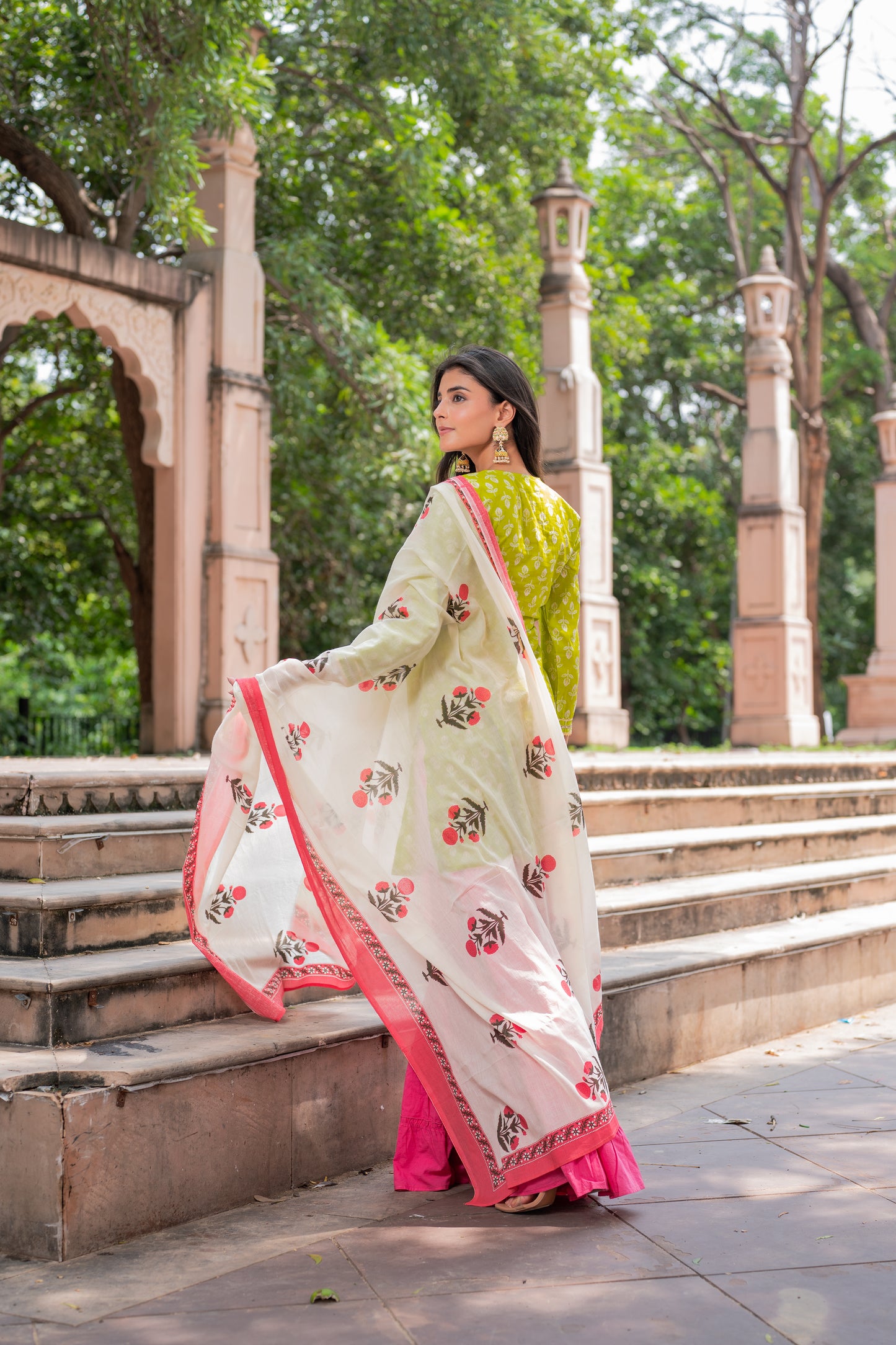 Gulabi Noor Sharara Set