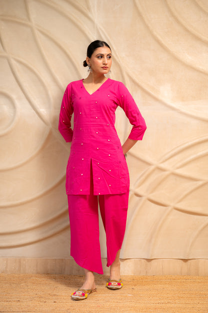Gulabi Nazakat Kurta Set