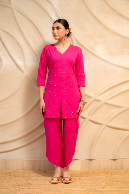 Gulabi Nazakat Kurta Set